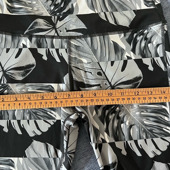 NIKE Leaf Print Leggings Yoga Pants Size Medium Like New - Picture 9 of 16